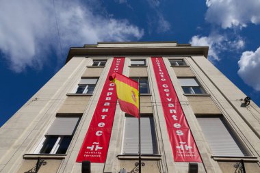 Belgrade, Sırbistan - 23 Haziran 2018: Logo, Cervantes Enstitüsü (Instituto Cervantes) İspanyol bayrağı ile onların Belgrad dalı. Instituto Cervantes resmi İspanyolca kültür merkezi olduğunu