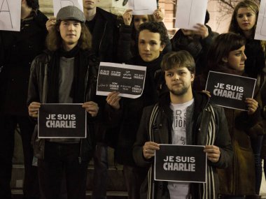 Belgrade, Sırbistan - 10 Ocak 2015: tutan genç insanlar 