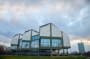 Belgrade, Sırbistan - 4 Şubat 2018: Müzesi ve çağdaş sanat Belgrad bulutlu bir öğleden sonra boyunca. Ayrıca Msu veya Muzej Savrene Umetnosti olarak bilinen, olan Brutalist mimarisinin sembolü