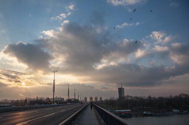 Belgrade, Sırbistan - 4 Şubat 2018: Sunset Brankov en (Branko'nın Köprüsü) Yeni Belgrad'ın (Novi beograd) ve Usce içinde belgili tanımlık geçmiş. Brankov çoğu Sava Nehri üzerinde ana köprüler biridir