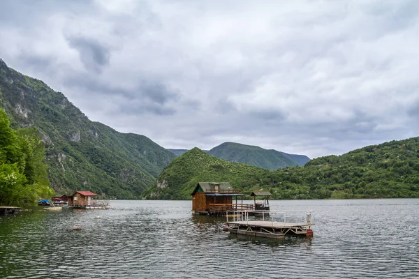 Fishemen Πλωτά Σπίτια Δίπλα Στη Λίμνη Perucac Στον Ποταμό Ντρίνα — Φωτογραφία Αρχείου