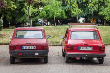 Pancevo, Sırbistan - 9 Haziran 2018: İki üreticinin ve Yugo kırmızı arabalar park 55. Olarak da bilinen Skala, Sırp üretici Zastava Automobili, Fiat 128 sedan üzerinde merkezli tarafından yapılmış arabalar bir aile için genel bir ad olduğunu