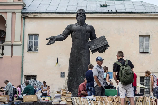 Lviv Ucrânia Agosto 2015 Comerciantes Livros Usados Vendendo Livros Usados — Fotografia de Stock