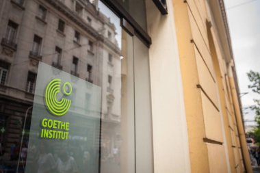 Belgrade, Sırbistan - 7 Temmuz 2018: Belgrad Goethe Institut şehrin ana caddesi, Logo. Dünya çapında yayılmış Alman Kültür Merkezi, Goethe Enstitüsü olduğunu