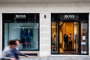 Belgrade, Sırbistan - 8 Temmuz 2018: Logo, Hugo Boss Belgrade için onların ana store üzerinde. Hugo patron bir Alman lüks moda markası dünya çapında yayıldı