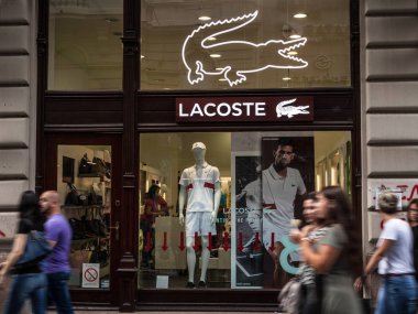 Belgrade, Sırbistan - 8 Temmuz 2018: Logo Lacoste Belgrade için onların ana store üzerinde. Lacoste giyim, Ayakkabı, Gözlük, deri ürünleri, parfüm, havlu ve saatler satan bir Fransız giyim, firmasıdır