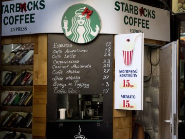 Kiev - Ukrayna - 10 Ağustos 2015: Kahve, marka, işaret ve logosu Amerikan kahve evin kullanarak bir Ukrayna pazarında sahte Starbucks kahve evi (Starbacks)