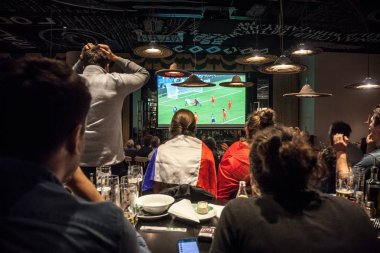 Belgrade, Sırbistan - 10 Temmuz 2018: tezahürat ve Fransa vs Belçika (Frabel) bir restoranda 2018 futbol Dünya Kupası yarı final futbol maçı izlerken Fransız destekçileri
