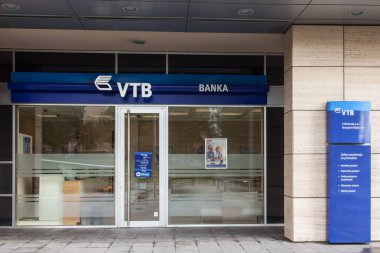 Belgrade, Sırbistan - 9 Temmuz 2018: Vtb banka (olarak da bilinen Vtb banka) Ana ofislerine Belgrade için logosuna. VTB banka yayılmış Sırbistan ve Doğu Avrupa bir Rus evrensel bankadır