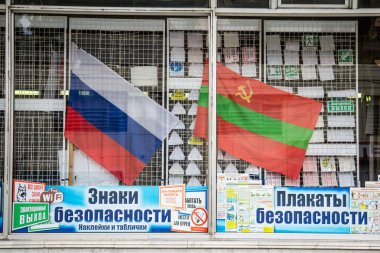 Tiraspol, Transnitria, Moldova - 12 Ağustos 2015: Bayraklar bir dükkan pencerede Transdinyester ve Rusça. Transdinyester Cumhuriyeti Rusya'ya dahil olmak isteyen Moldova bir Ayrılıkçı bölgesi olduğunu