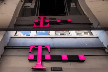 Szeged, Macaristan - 3 Temmuz 2018: T Cep Logo Szeged ana onların dükkanda. T-Mobile, Deutsche Telekom'a ait ana mobil şebeke operatörü Macaristan biridir