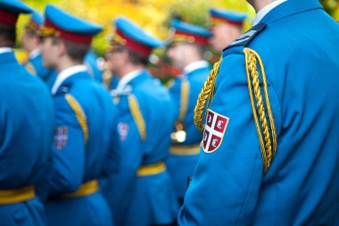 Belgrad, Sırbistan - 14 Temmuz 2018: Sırp ordusu resmi üniforma gerçekleştirmek bir törenle Belgrad Fransız Büyükelçiliği sırasında askerlerine arması kapat