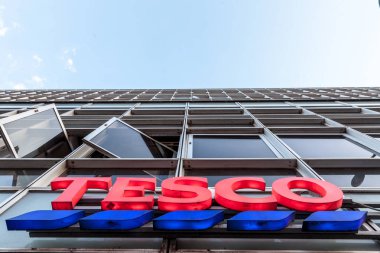 Szeged, Macaristan - 3 Temmuz 2018: Tesco Szeged onların ana supermaket üzerinde. İngiliz bir süpermarket, bakkaliye ve Avrupa'da yayıldı genel mal perakendeci Tesco olduğunu