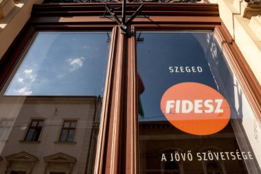 Szeged, Macaristan - 3 Temmuz 2018: Yerel Hq Fidesz siyasi parti. Macar onun popülist, muhafazakar ve sağ kanat pozisyonlar için bilinen am Viktor Orban, siyasi parti Fidesz olduğunu
