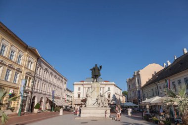 Szeged, Macaristan - 2 Temmuz 2018: ayakta Kossuth Lajos Sttatue Segedin Şehir Merkezi yakınındaki insanlar. Kossuth lajos 1848 Macar Devrimi kahramanlar biridir