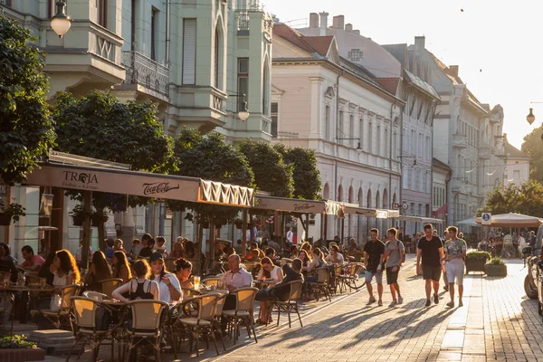 Szeged Hungría Julio 2018 Jóvenes Caminando Por Una Calle Peatonal — Foto de Stock