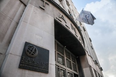Belgrade, Sırbistan - 10 Temmuz 2018: Tanjug Belgrad merkezi merkezinde logosuna. Bir Sırp devlet basın, medya ve haber Belgrad'da dayalı ajansı Tanjug olduğunu