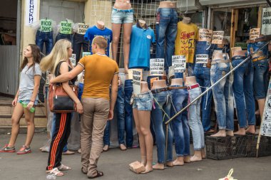 Odessa, Ukrayna - 13 Ağustos 2015: İnsanların önünde bir kot pantolon tüccar Privoz pazarında, Odessa, Ukrayna'nın ana pazar
