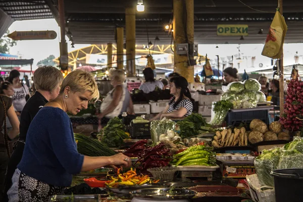 乌克兰敖德萨 2015年8月13日 老妇人卖水果和蔬菜 主要辣椒在 Privoz 市场上 敖德萨 乌克兰 — 图库照片
