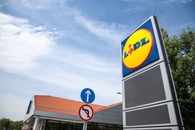 Szeged, Macaristan - 4 Temmuz 2018: Logo bir Lidl süpermarket Szeged, Macaristan. Lidl tüm Avrupa genelinde yayılmış bir Alman küresel indirim süpermarket zinciri'dir