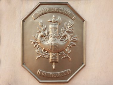 Szeged, Macaristan - 2 Temmuz 2018: resmi mühür ve Fransa Cumhuriyeti arması ile yerel Fransız Konsolosluğu (Consulat de la République Française) plak