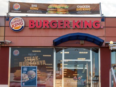 Szeged, Macaristan - 3 Temmuz 2018: Burger King logosuna Szeged onların ana fast food restoran. Burger King fast food restoran marka ve dünya çapında yayılmış franchise olduğunu