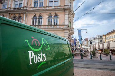Szeged, Macaristan - 4 Temmuz 2018: Macar Post (Magyar Posta olarak da bilinir) logo birinde onların teslim minibüsler. Magyar Posta Macaristan posta bir ilçedir