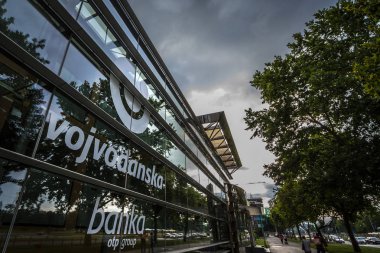 Belgrade, Sırbistan - 19 Temmuz 2018: Vojvodjanska Banka Ana ofislerine yeni logo. Son zamanlarda Macar tercih tarafından satın Vojvodanska logo, Sırbistan'ın ana bankalar biridir