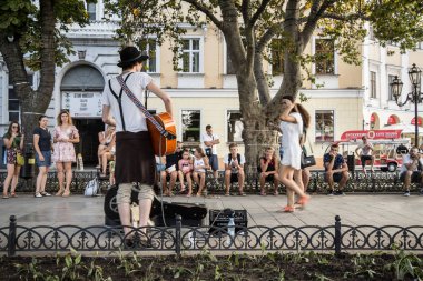 Odessa, Ukrayna - 14 Ağustos 2018: sokak müzisyen iskambil gitar Odessa park Caddesi yazında, kamu ve izleyiciler tarafından çevrili. Odessa Ukrayna'nın ana yaz yerlerinden biridir