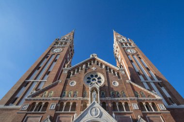 Szeged Katedrali yazın, öğleden sonra, aşağıdan görüldü. Bu katedral (Szegedi Dom) Güney Macaristan 'ın en büyük şehirlerinden biri olan Szeged' in sembollerinden biridir.