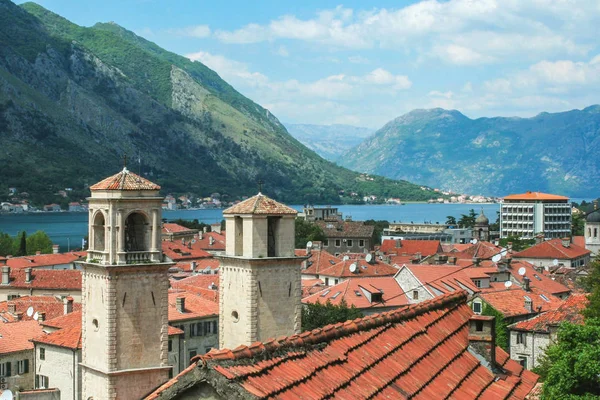 Città Vecchia Kotor Con Torri Una Chiesa Vista Dall Alto — Foto Stock