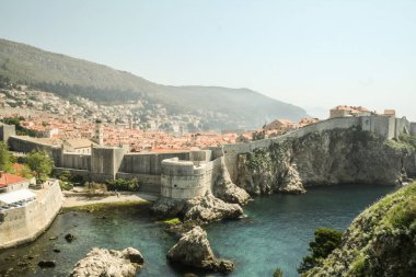 Hırvatistan 'ın eski Dubrovnik kentinin Büyük Duvarları, Adriyatik' in arka planına yukarıdan bakıldığında görülüyor. Mekan Hırvat turizminin başlıca sıcak noktalarından biri.