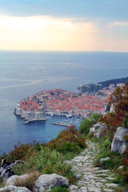 Yukarıda da görüleceği ile Adriyatik Dubrovnik'in, Hırvatistan, arka planda bakın. Hırvat turizmi için önemli noktaları bir yerdir
