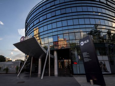 Belgrade, Sırbistan - 26 Temmuz 2018: Nlb banka grubu Ana ofislerine Sırbistan için logosuna. NLB, eskiden Ljubljanska Banka, Sloven banka ve finansal hizmetler grubu Balkanlar'da yaymak grubudur