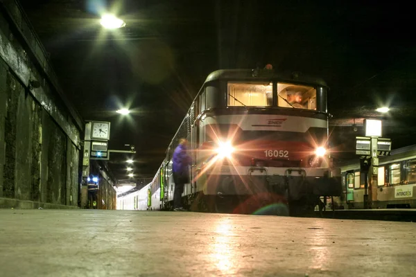 Paris, Fransa - 2 Ocak 2008: Şehirlerarası tren Sncf şirketten (Corail intercites) hazır mısın tepe transit şehirlerarası hizmet için Paris Saint Lazare tren istasyonuna gitmek