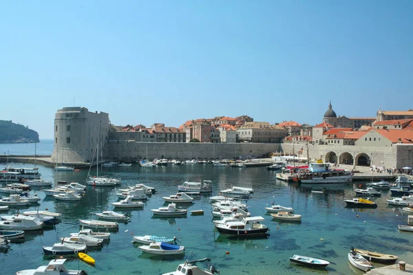 Casco Antiguo Dubrovnik Con Antiguo Puerto Lleno Barcos Croacia Visto — Foto de Stock