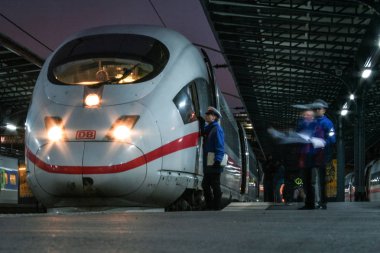 Paris, Fransa - 28 Aralık 2007: bir Alman yüksek hızlı tren buz (şehirlerarası Express), bir Fransız Sncf Tgv ana rakipleri ayrılmasından hazırlanıyor tren personeli