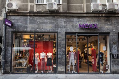 Belgrade, Sırbistan - 14 Ağustos 2018: Mexx ana mağazanın Sırbistan için logosuna. Mexx erkekler ve kadınlar dünya çapında yaymak için bir Hollandalı moda giyim perakendecisi olduğunu