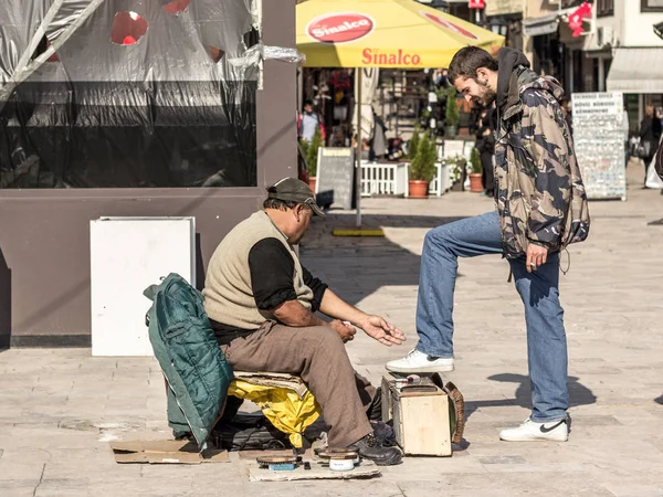 Skopje Macedonia October 2015 Shoeshiner Polishing Shoes White Young Man — Stock Photo, Image