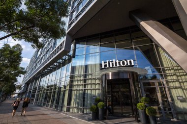 Belgrade, Sırbistan - 14 Ağustos 2018: Hilton logosuna giriş onların yeni açılan hotel, Belgrade, öğleden sonra sırasında. Hilton lüks oteller en büyük markalardan biri
