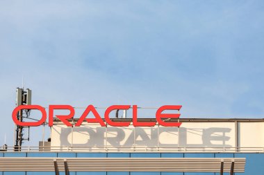 Belgrade, Sırbistan - 21 Ağustos 2018: Oracle ana ofislerini Belgrad, Sırbistan için logosuna. Oracle bir Amerikan çokuluslu bilgisayar teknoloji şirketidir
