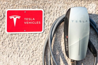 Belgrade, Sırbistan - 21 Ağustos 2018: Logo Tesla kendi ana şarj istasyonu Belgrad. Tesla elektrikli araçlar, pil enerji depolama ve güneş paneli üretim konusunda uzmanlaşmış