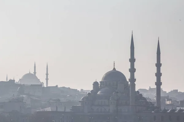 Формы Мечетей Султанахмет Голубая Мечеть Эминону Тени Стамбуле Купола Минареты — стоковое фото