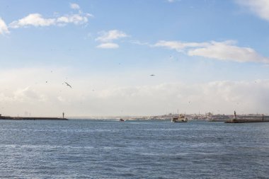 Feribot bırakarak Kadıköy liman bölgesi, Anadolu Yakası Avrupa Yakası, Ayasofya Camii için başlık şehrin arka planda görülebilir
