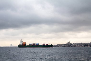 Kargo gemisi Boğaz'ın Istanbul'da Ayasofya boğaz üzerinde / Saint Sophia basilicca / Camii arka planda görülebilir. Boğaz'ın Avrupa ve dünya ana deniz yolları biridir