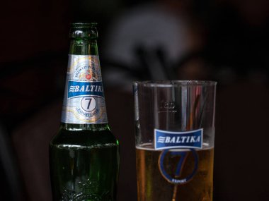 Belgrade, Sırbistan - 26 Ağustos 2018: Baltika 7 logosuna bir bira şişesi üzerinde. Baltika 7 ışık lager olduğunu, stil, Rusya ve Rus bira sembollerin birini demlenmiş ihracat