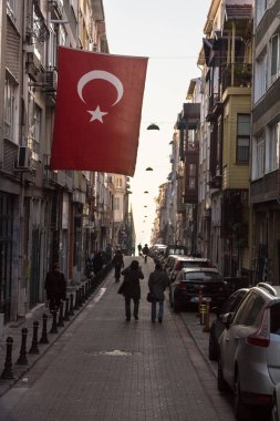 Istanbul, Türkiye - 27 Aralık 2015: Street, günbatımında Türk bayrağını Asya yanında Istanbul 'un Kadıköy İlçesi