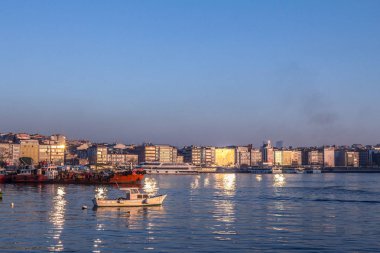 Istanbul, Türkiye - 27 Aralık 2015: Balıkçı teknesi Kadıköy sahilinde şehri, Anadolu Yakası distrinct arka planda görünür ana bina ile ön