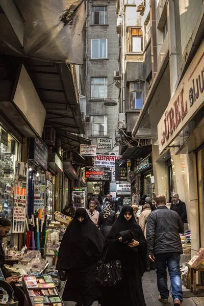 Istanbul Turkey December 2015 Two Muslim Women Wearing Modest Clothing — Stock Photo, Image