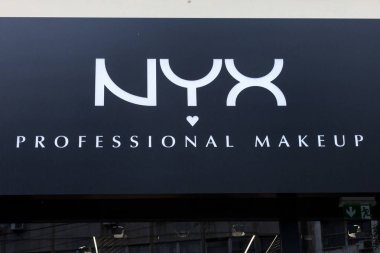 Belgrade, Sırbistan - 26 Ağustos 2018: Birinde kendi perakendeciler, Nyx kozmetik logosunu görmeniz gerekir. Nyx L'Oreal şirketler grubu olan makyaj şirket uzmanlaşmış bir Amerikan kozmetik olduğunu